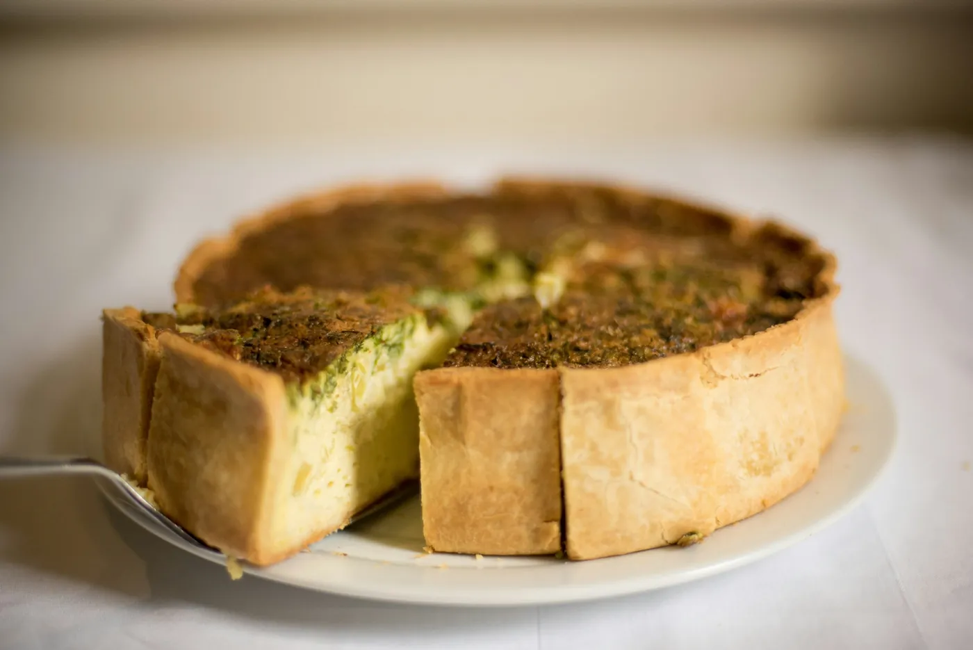 Quiche de temporada recién horneada